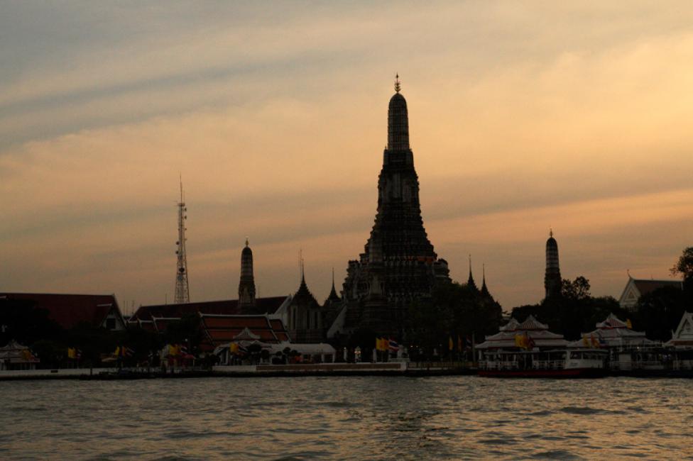 Ocaso en Wat Arun